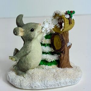 1996 Charming Tails "Sending A Little Snow Your Way" McKenzie Mouse Figurine